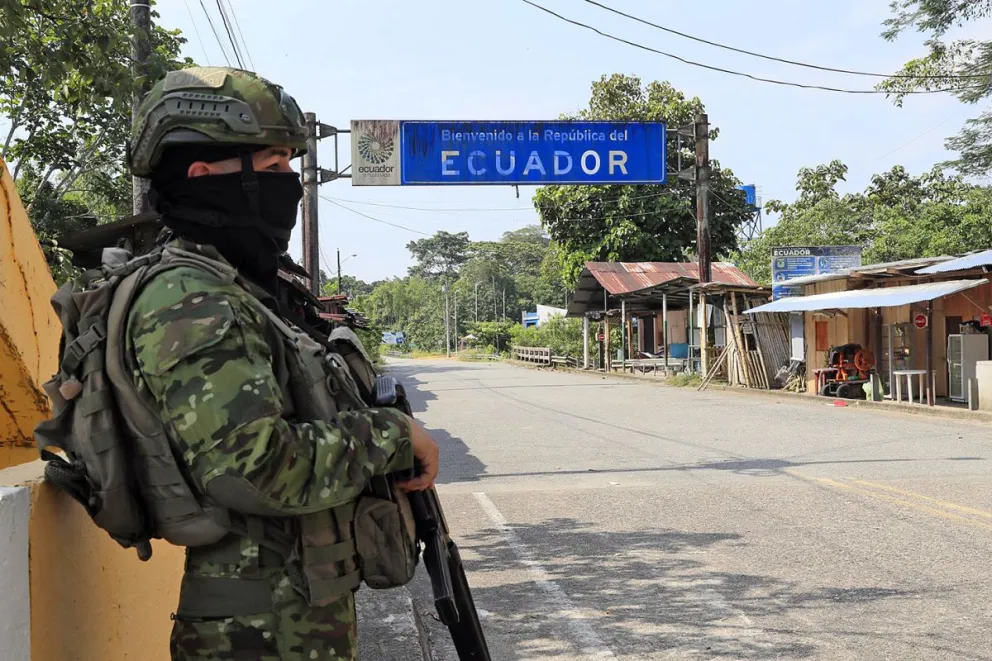 Un soldado del Ejército de Ecuador custodia en el Puente Internacional San Miguel. Foto: EFE