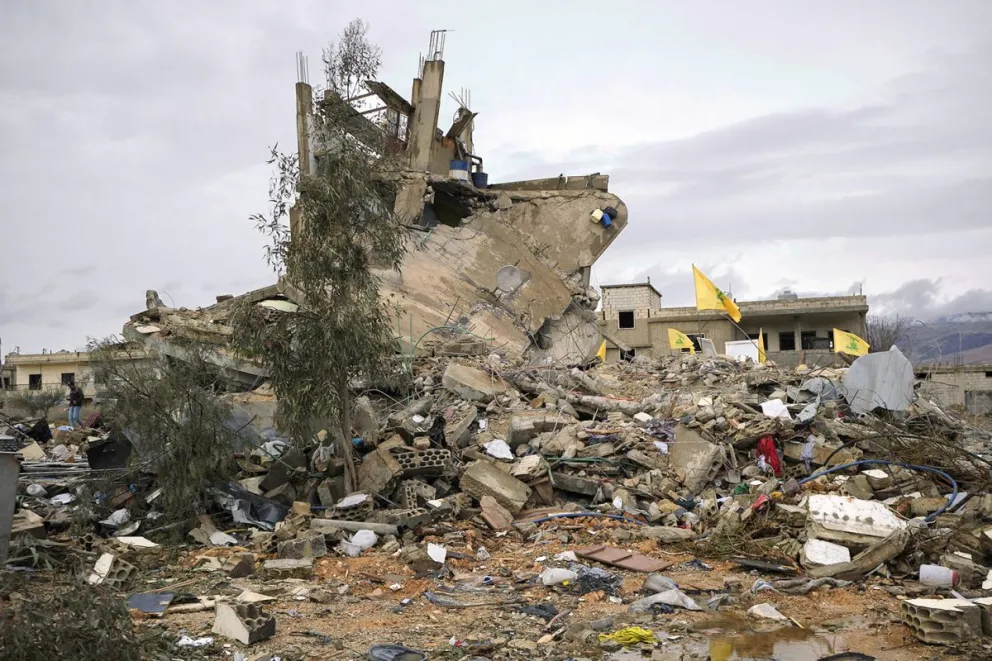 Al menos seis personas, todas ellas de la misma familia, murieron causa de un bombardeo israelí contra las afueras de la localidad de Shaath, en el este de Líbano. Foto: EFE