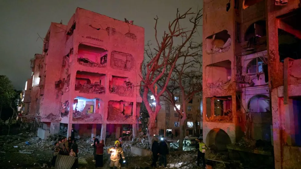 Alrededor de 120 de personas resultaron heridas de diversa consideración, de ellas once graves, en dos impactos de misiles iraníes registrados este sábado noche en la zona del desierto del sur de Israel. Foto: EFE