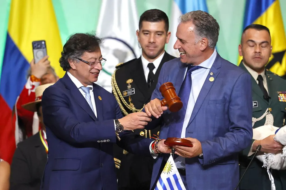 El presidente de Colombia, Gustavo Petro (i); hace el traspaso de la presidencia pro tempore de la Comunidad de Estados Latinoamericanos y Caribeños (Celac) a su homólogo de Uruguay, Yamadú Orsi (d). Foto: EFE