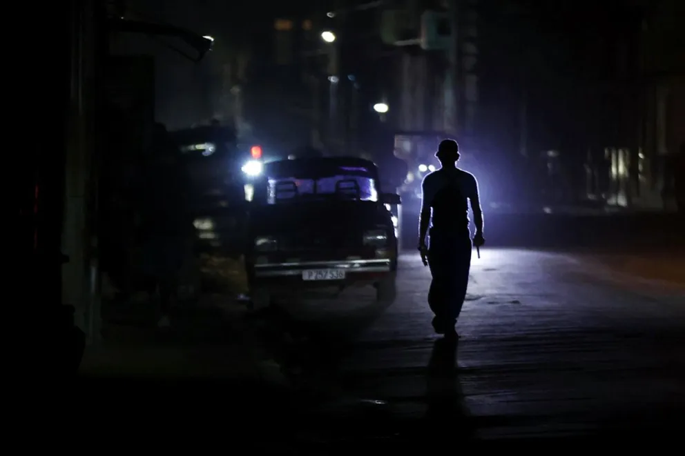 Fotografía de archivo de una persona caminando por una calle sin luz durante un apagón en La Habana (Cuba). Foto: EFE