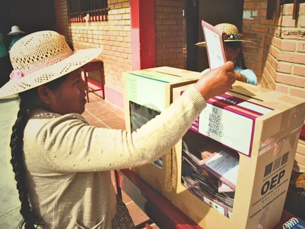 Una electora emite su voto en un anterior proceso electoral. Foto: APG 