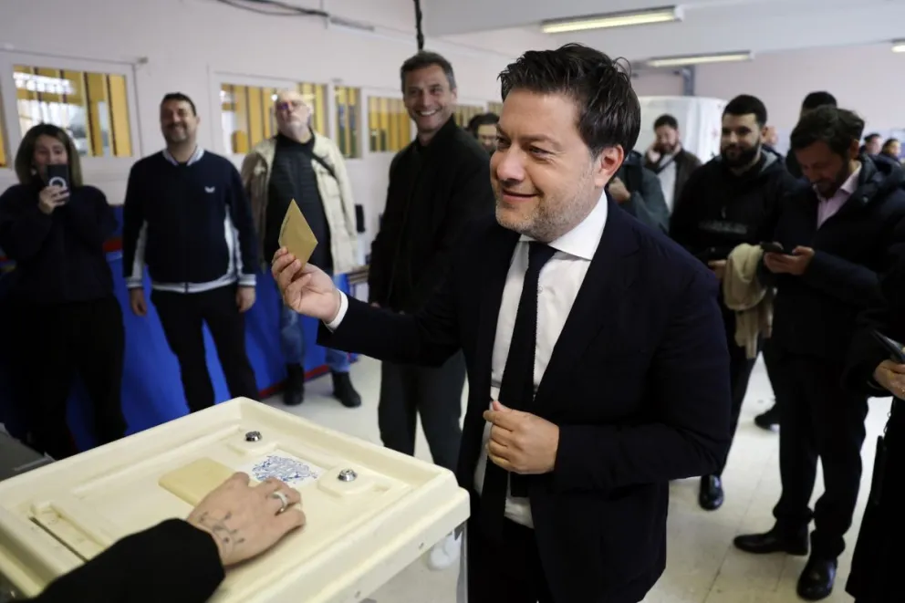 El alcalde de Marsella, el socialista Benoît Payan, candidato apoyado por los partidos de izquierda, vota en una mesa electoral durante Foto: EFE