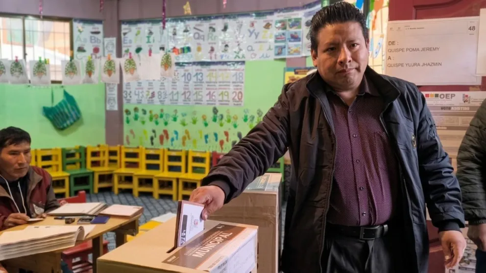 Santos Quispe emite su voto. Foto: Gobernación 
