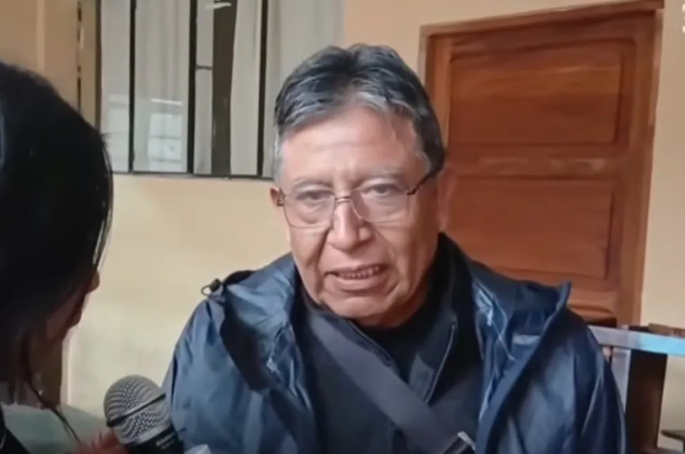 El exvicepresidente David Choquehuanca antes de emitir su voto en La Paz.