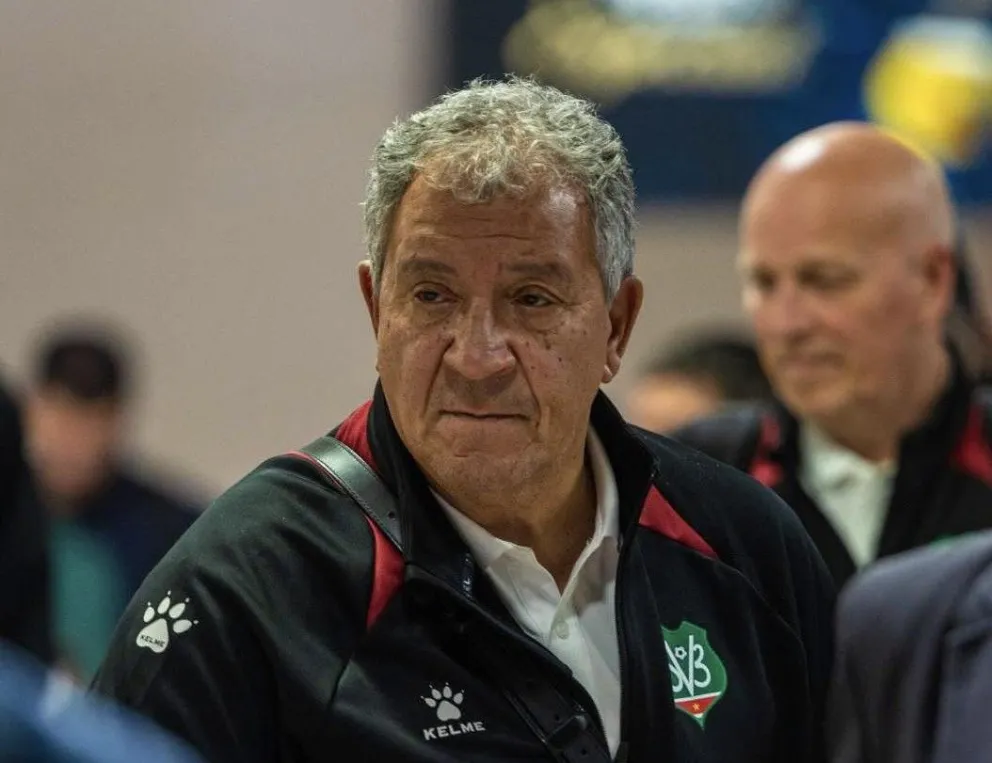 Henk Ten Cate, el DT de Surinam, a su llegada al aeropuerto de Surinam. Foto: La Natio