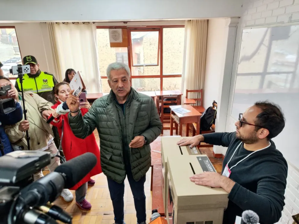 Plata, el momento de emitir su voto. Foto: Visión 360 