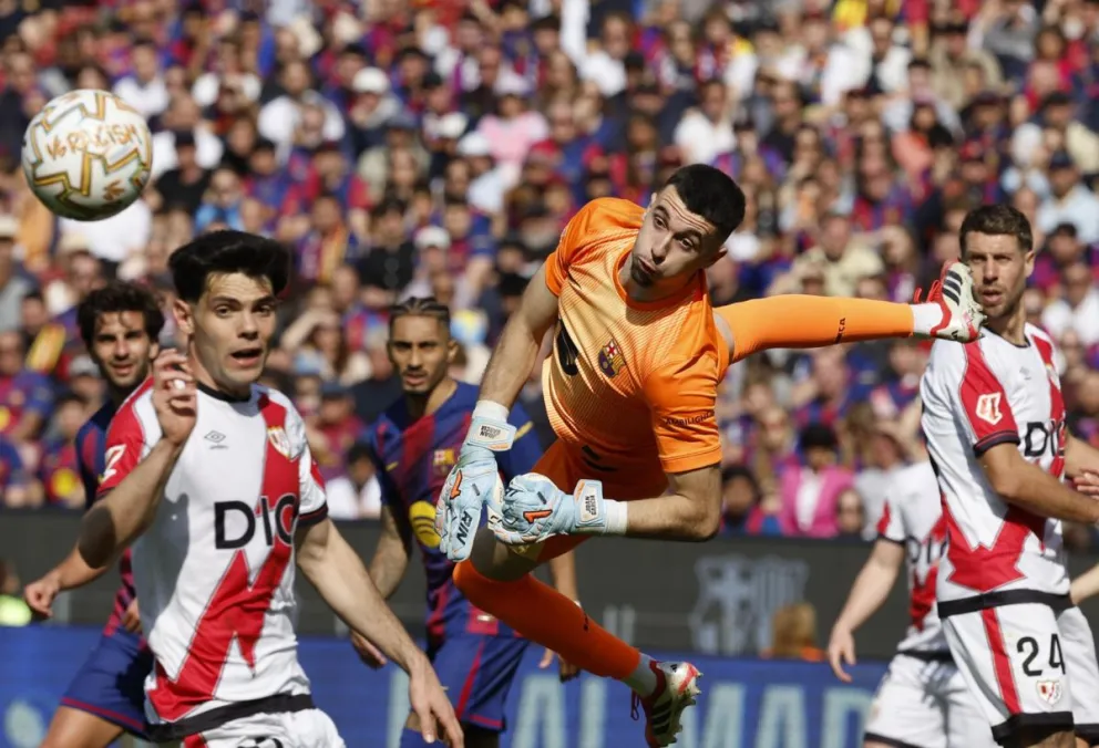 Joan García, arquero del Barcelona, se esfuerza para evitar la caída de su arco. Foto: EFE