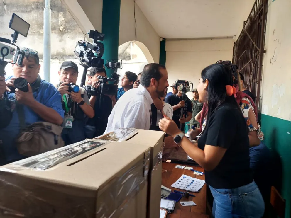 Luis Fernando Camacho votó en la UE Basilio de Cuellar.