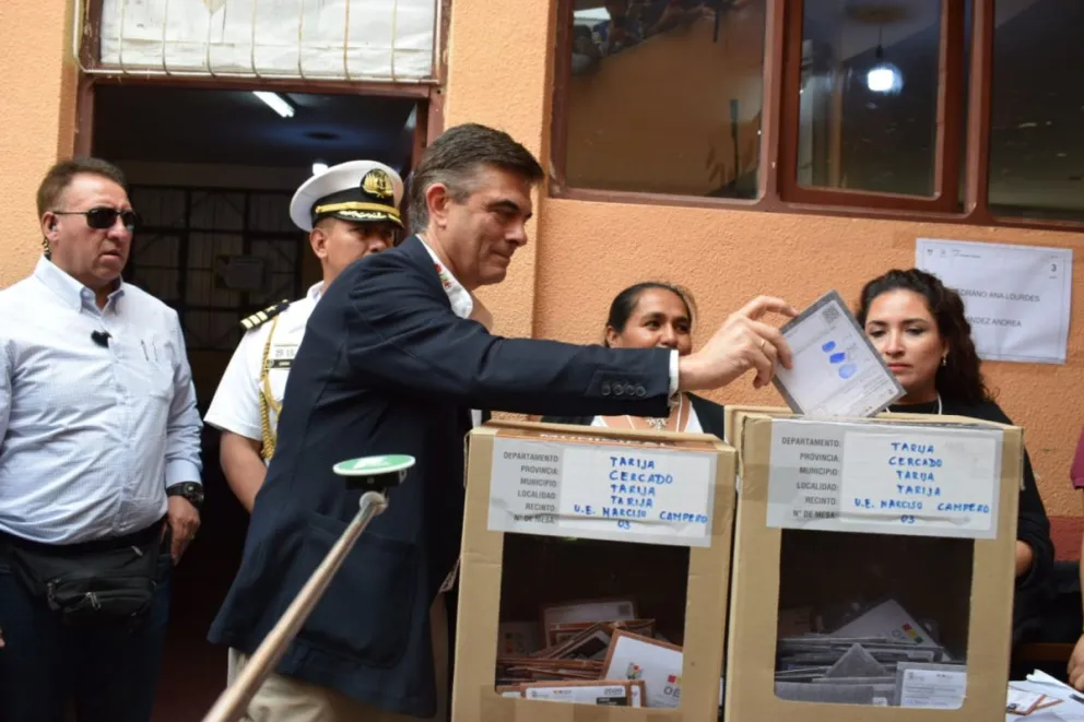 Paz emite su voto. Foto: Dircom