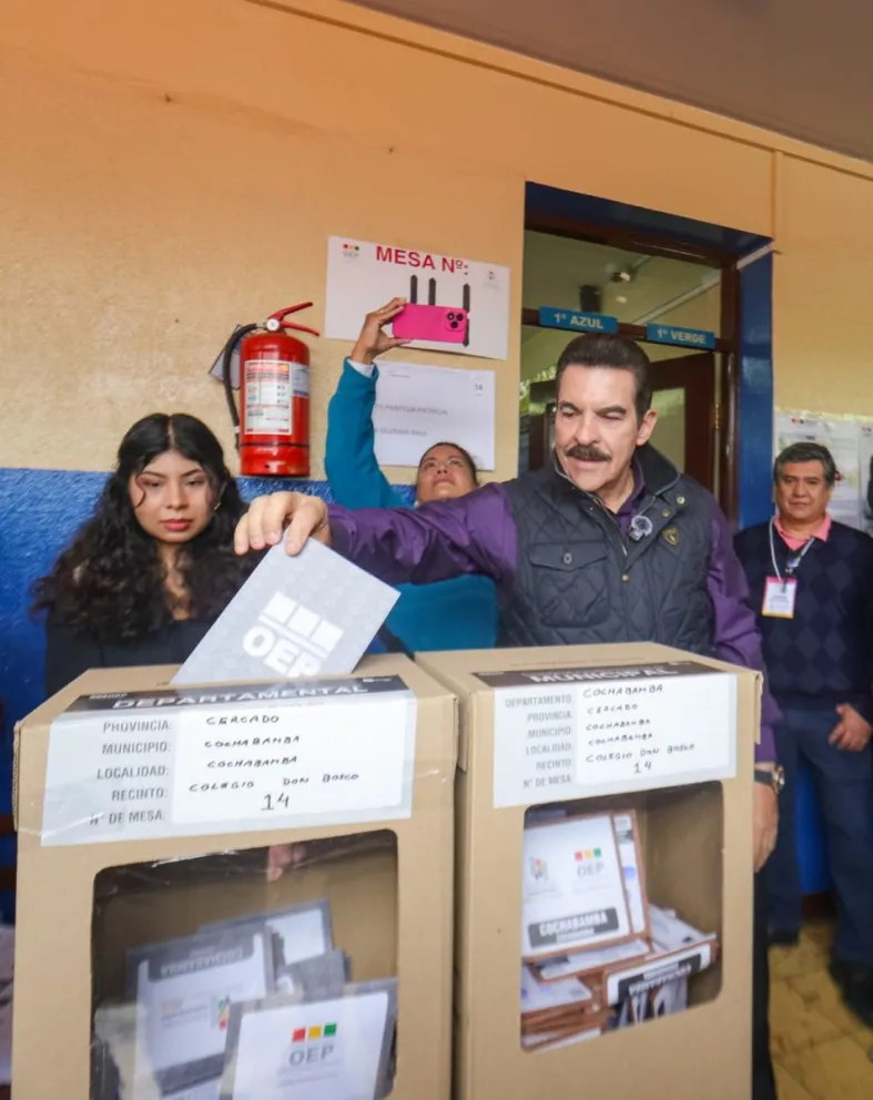 Reyes Villa emite su voto. 
