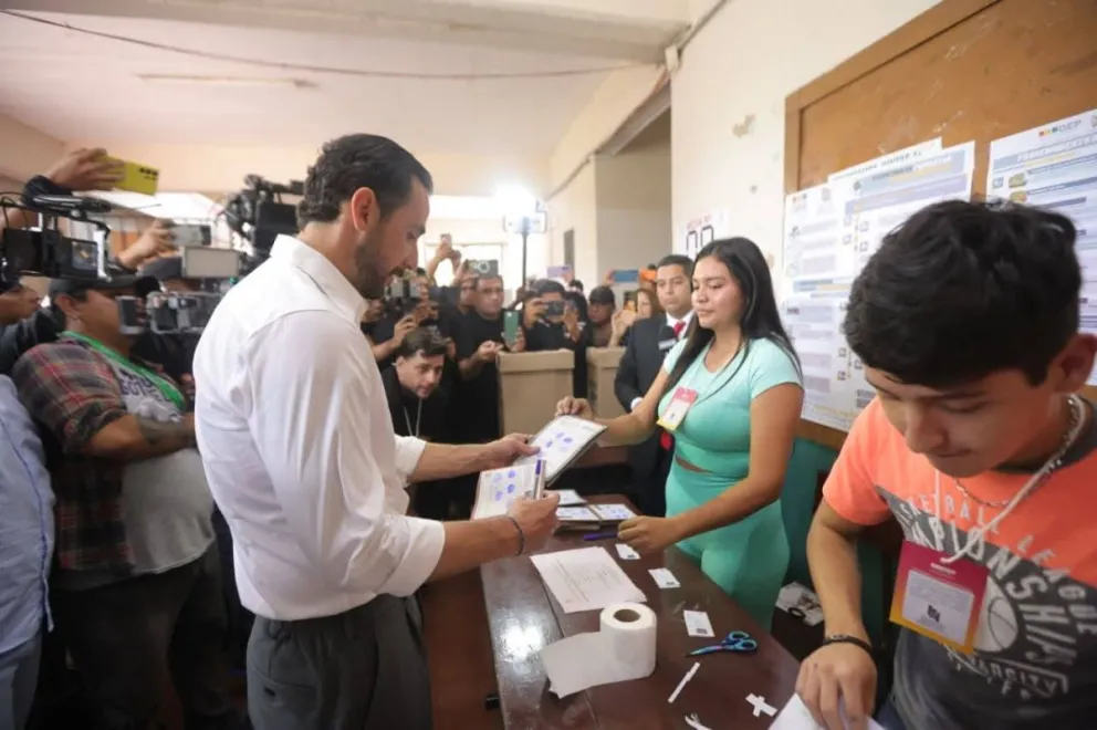 Juan Pablo Velasco, candidato a Gobernador por lIbre, llegó a emitir su voto. Foto: Portafolio Multimedia