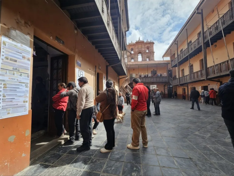 Electores hacen fila para emitir su voto. Foto: APG 