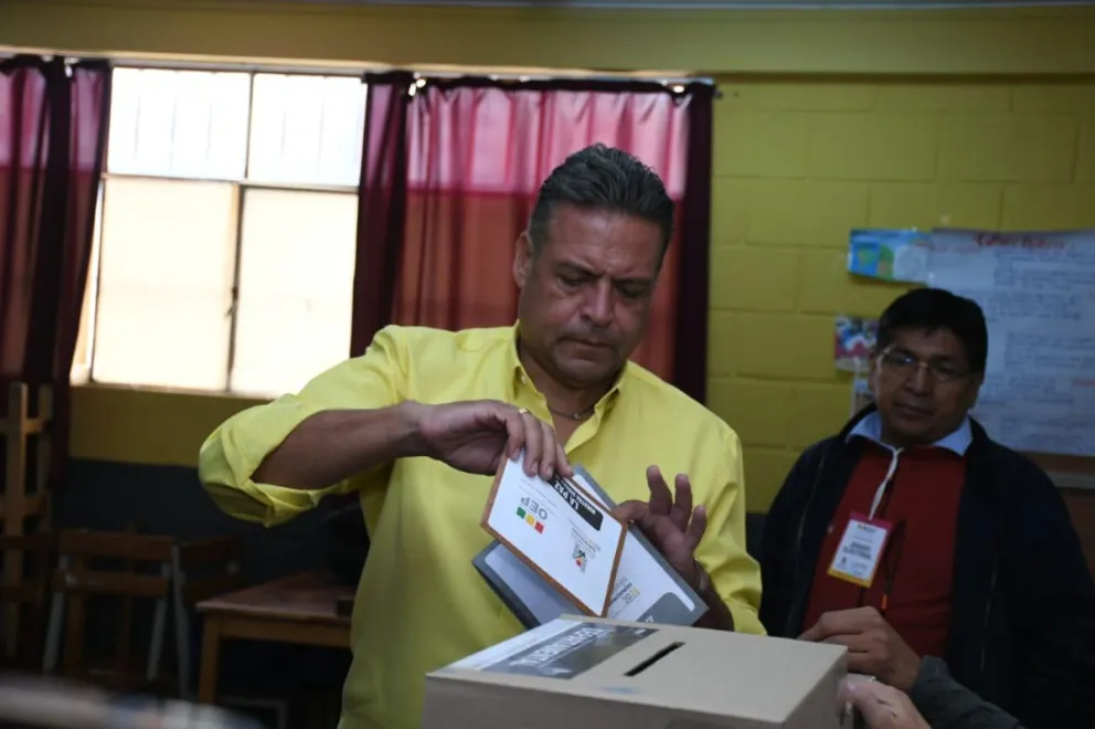 Revilla emite su voto. Foto: APG 