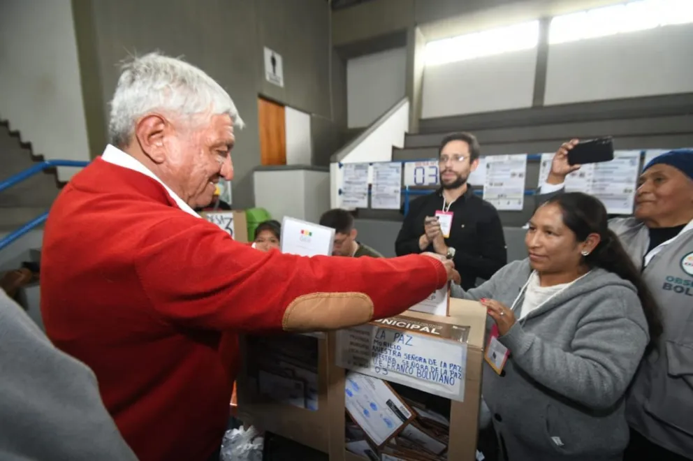 Iván Arias emite su voto. Foto: APG 