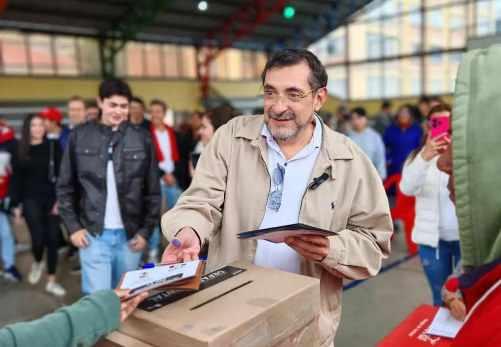 Kurt Reintsch en su mesa de votación. Foto: RRSS del postulante 