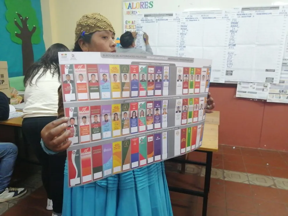 Recuento de votos en una mesa de La Paz. Foto: Edmundo Morales