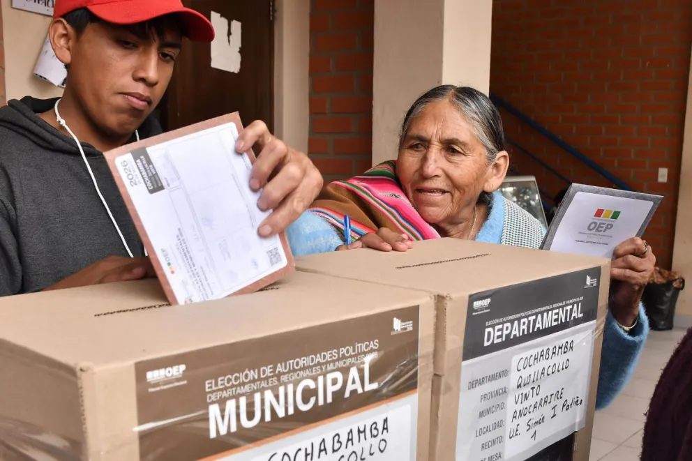 Personas votan durante la jornada de elecciones regionales de Bolivia, este domingo en Cochabamba. Foto: EFE