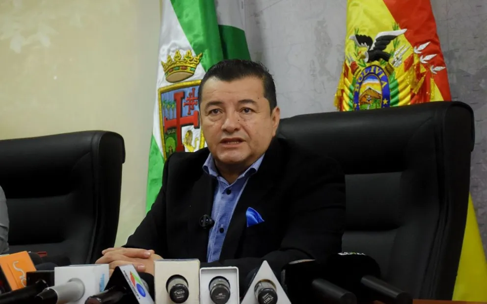 El alcalde de Santa Cruz, Jhonny Fernández, se abstiene de emitir su voto, en las elecciones subnacionales. Foto ABI