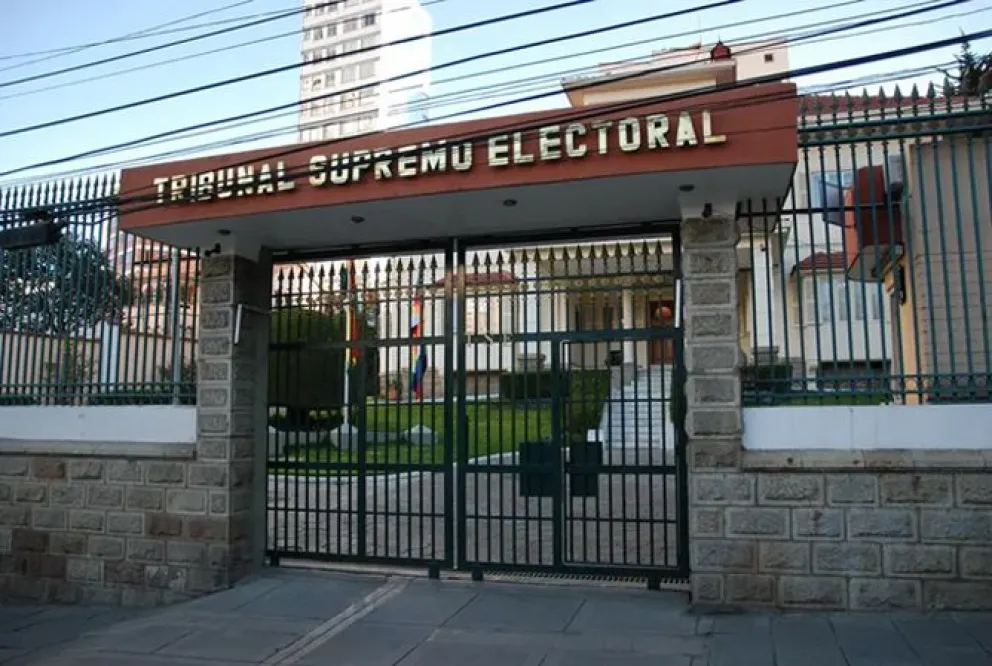 El Defensor del Pueblo se suma a propuestas de modificar la norma electoral debido a las inhabilitaciones de candidatos fuera del plazo legal establecido, que generan incertidumbre en el electorado y perjudican a los candidatos. Foto: La Voz de Tarija