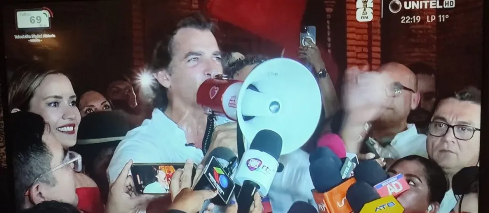 Manuel Saavedra (Mamen) fue elegido como el nuevo alcalde de Santa Cruz, con el 71% de los votos, al 97% del conteo del Sirepre, y salió a festejar en el atrio de la Catedral Metropolitana. Foto: Captura de pantalla