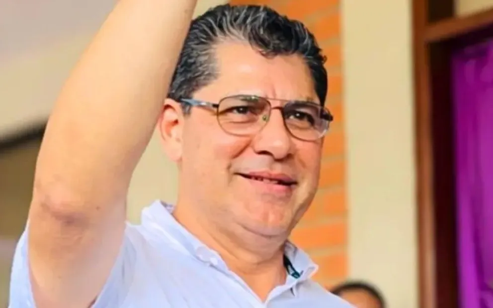 “Tito” Egüez Rivero emite su voto. Foto: Unitel