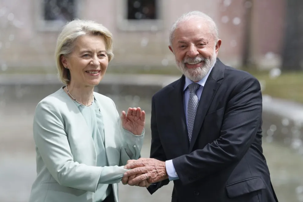 El presidente de Brasil, Luiz Inácio Lula da Silva (d), y la presidenta de la Comisión Europea, Ursula Von der Leyen (i). Foto: EFE