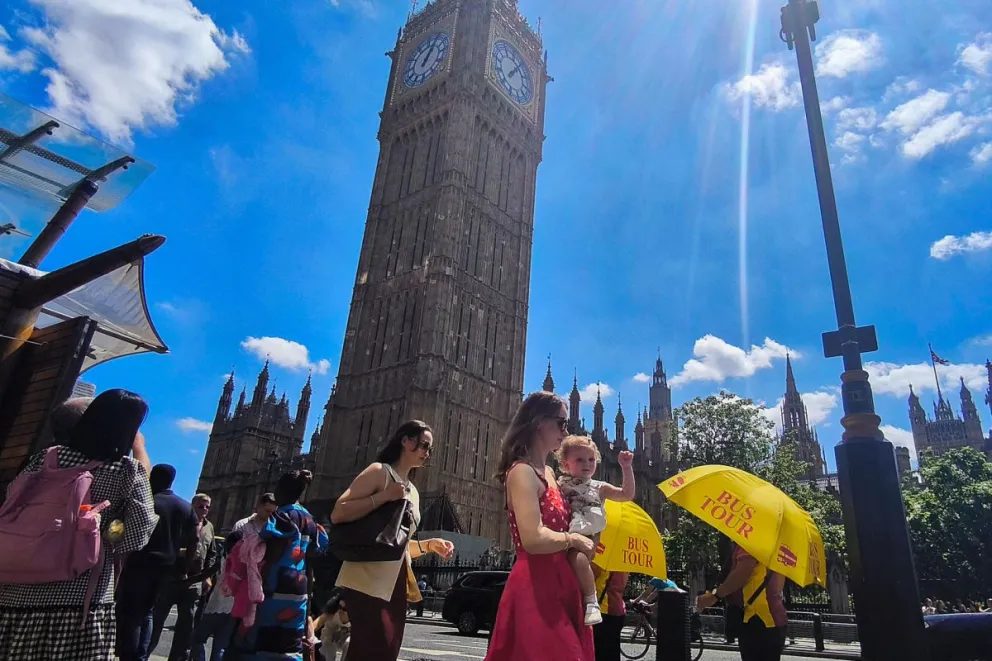 Varias personas pasean por Londres en una jornada muy calurosa, en una imagen de archivo. Foto: EFE