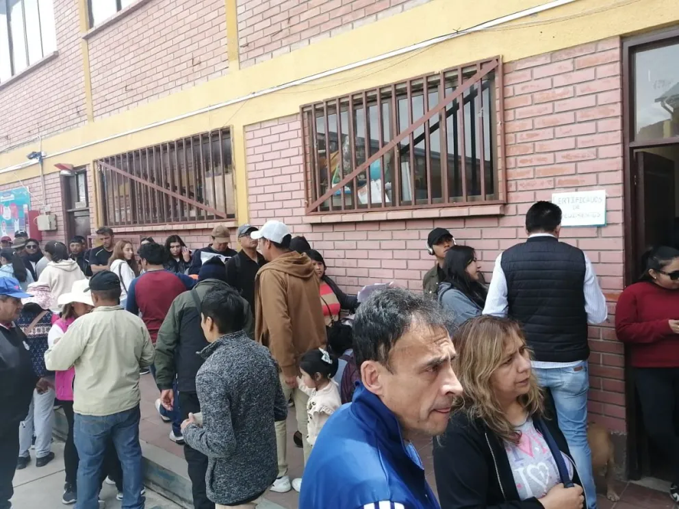 La población acudió a sus recintos electorales este domingo. Foto: Visión 360