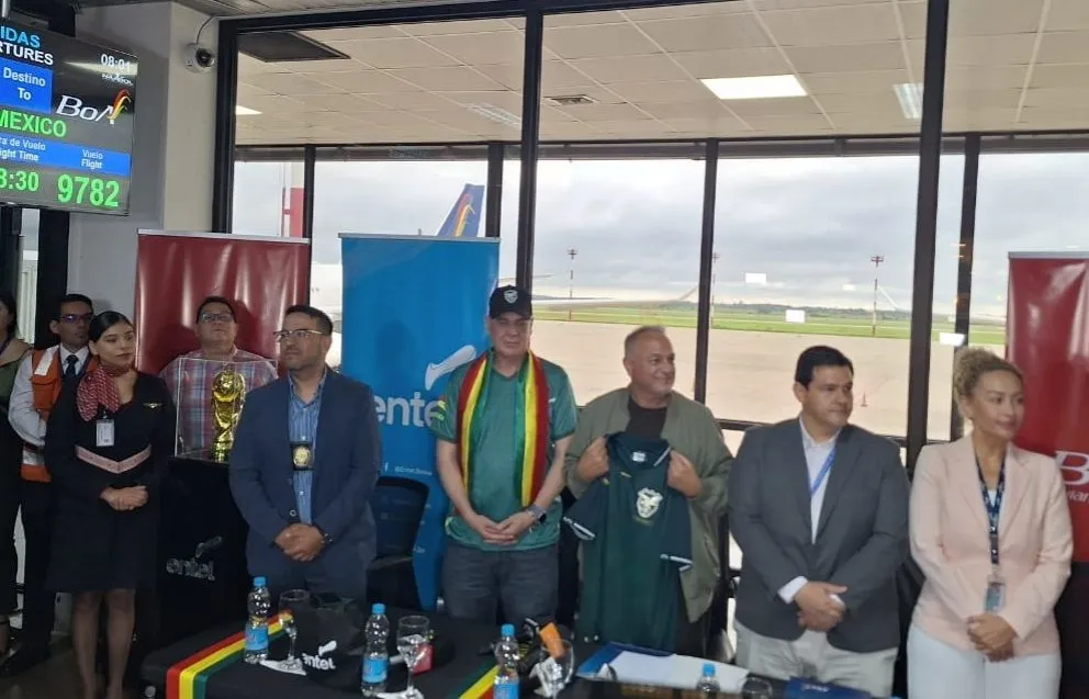 Costa (centro) en el acto que hubo previo al vuelo a Monterrey. Foto: Marco Mejía.