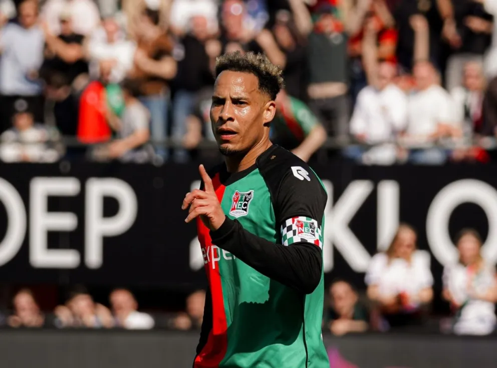 Chery festeja su primer gol en el doblete que hizo. Foto: NEC Nimega.