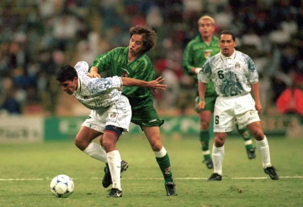 Cristaldo (centro) disputa un balón con un jugador mexicano en el partido del 29 de julio de 1999. Crédito: La Historia del Fútbol Boliviano