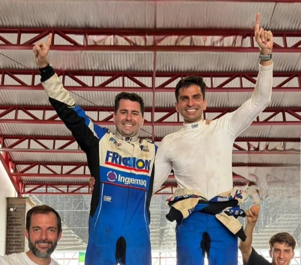 Franco (der.) y su copiloto Hurtado, festejan tras ganar la carrera. Foto: Prensa Franco.