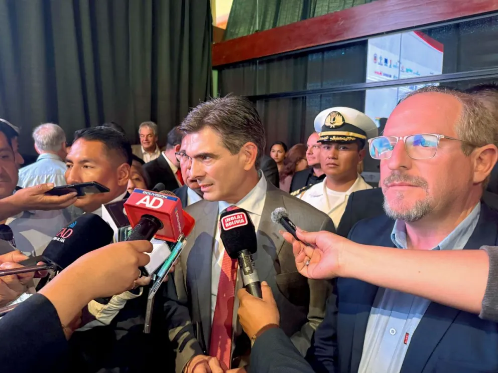 Rodrigo Paz junto a Adrián Oliva, uno de los candidatos que irá a segunda vuelta. Foto: La Voz de Tarija