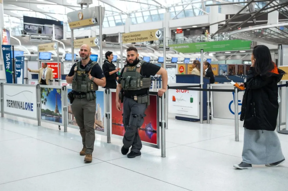 Fotografía de agentes del Servicio de Inmigración y Control de Aduanas (ICE) en el aeropuerto John F. Kennedy en Nueva York (EE.UU.). Foto: EFE