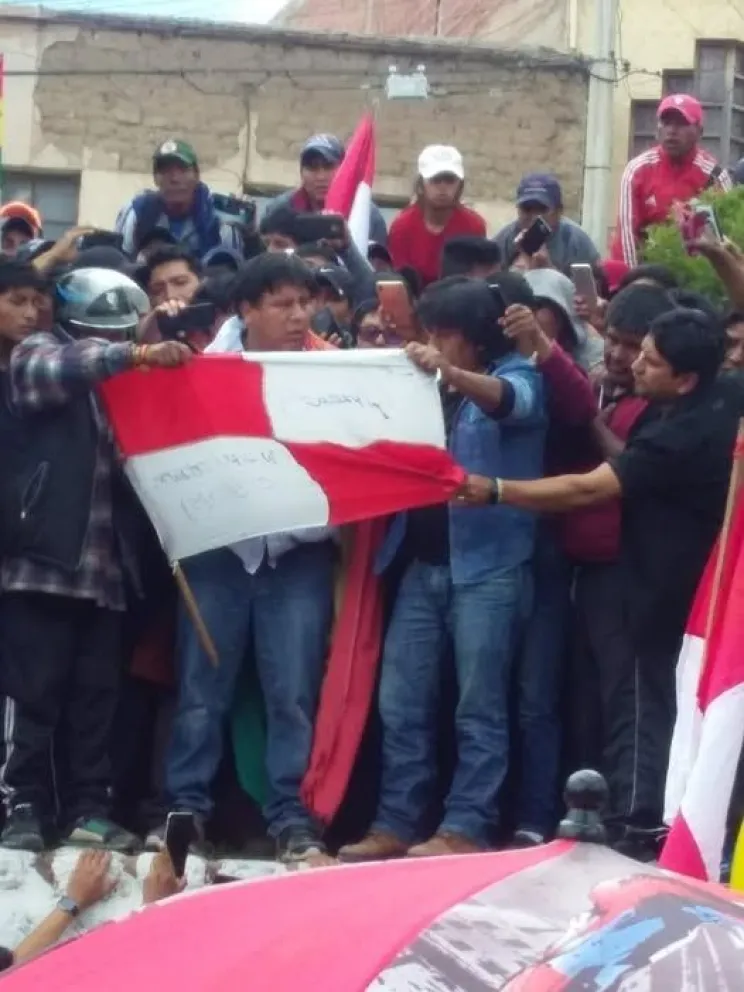 Williams Cervantes fue obligado a firmar su renuncia en una bandera potosina en medio de los conflictos sociales de 2019, que exigían la anulación de las elecciones generales y la renuncia del expresidente Evo Morales. Foto: Encontrados