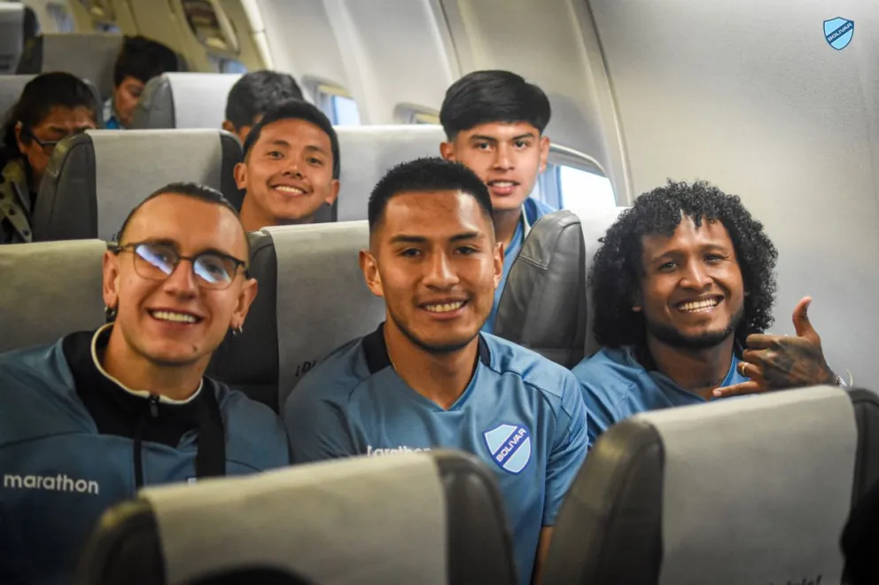 Jugadores celestes en el avión previo a su viaje a Santa Cruz. Foto: Club Bolívar.