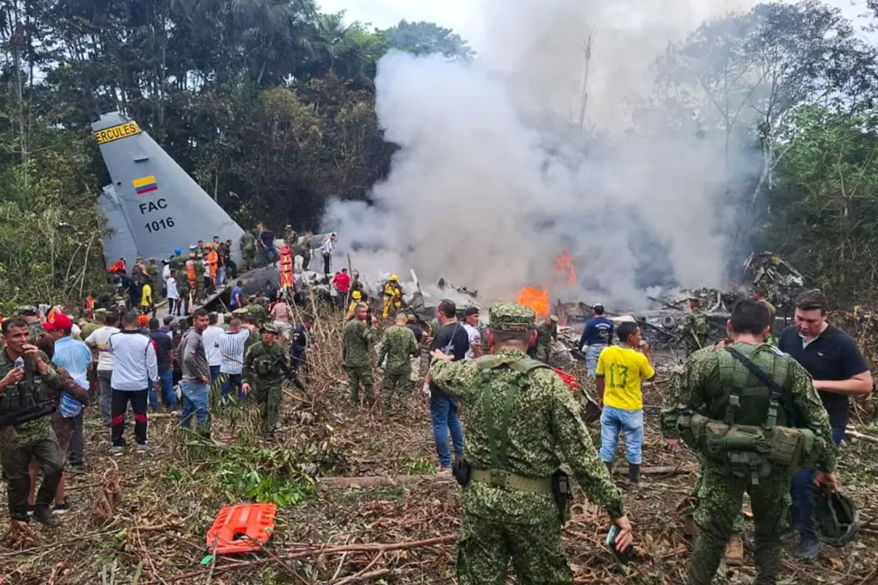 Integrantes de las Fuerzas Militares de Colombia, rescatistas y voluntarios realizan labores de rescate en Puerto Leguizamo (Colombia). Foto: EFE