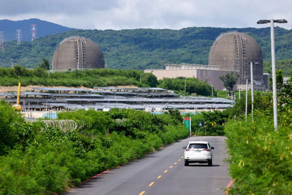 Un coche circula por una carretera que pasa por la planta de energía nuclear Maanshan en el municipio de Hengchun, condado de Pingtung, Taiwán. Foto: EFE