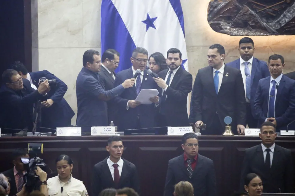 El vicepresidente del Congreso Nacional habla (c) durante la votación para abrirle un juicio político al fiscal general del Estado de Honduras, Johel Zelaya, el lunes, en Tegucigalpa (Honduras). Foto: EFE