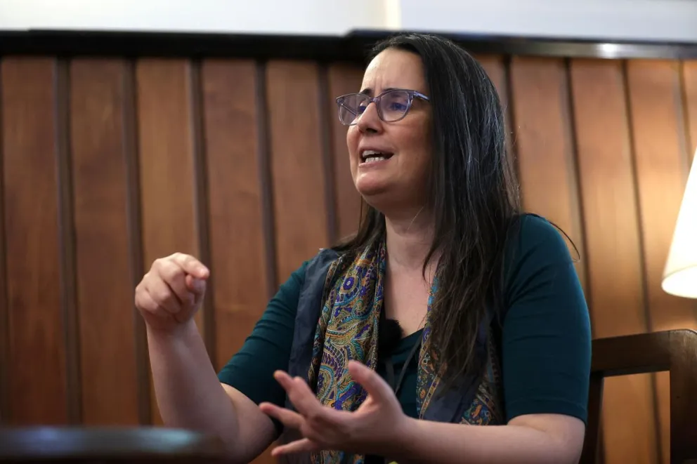 La directora de Amnisitía Internacional para las Américas, Ana Piquer, habla durante una entrevista para EFE este lunes, en Asunción (Paraguay). Foto: EFE