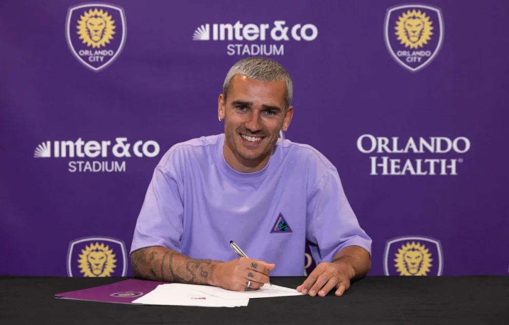 Antoine Griezmann, el momento de estampar su firma al contrato con el Orlando City. Crédito: Orlando City SC