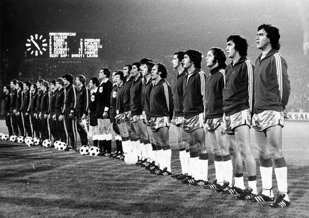 Las selecciones de Hungría (a la izquierda) y Bolivia en la ceremonia al partido previo que se jugó en la ciudad de Budapest. Foto: Historia del Fútbol Boliviano