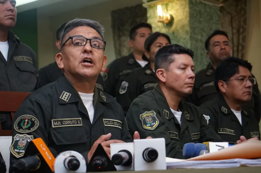 El director de la Academia Nacional de Policías (Anapol), coronel Max Cerruto, informa sobre muerte de un cadete. Foto: APG