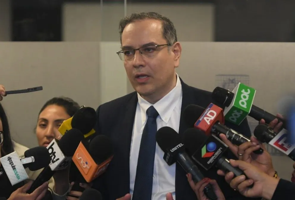 Presidente de YPFB, Yussef Akly, informa sobre resarcimiento. Foto: APG 