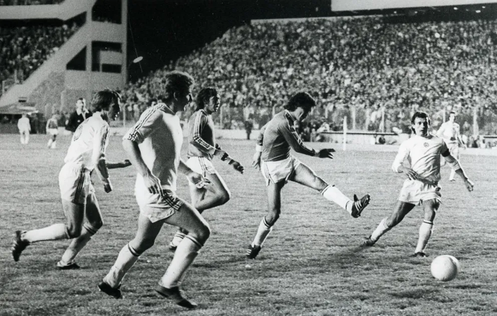 Carlos Aragonés ya sacó el remate de zurda, que se convertirá en el segundo gol de Bolivia ante Hungría. Foto: HFB
