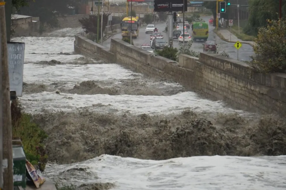  Las fuertes lluvias que se registraron este mediodía en la ciudad de La Paz, ocasionaron la crecida de las aguas del río Choqueyapu a la altura de las avenidas Costanera y Roma. Foto APG