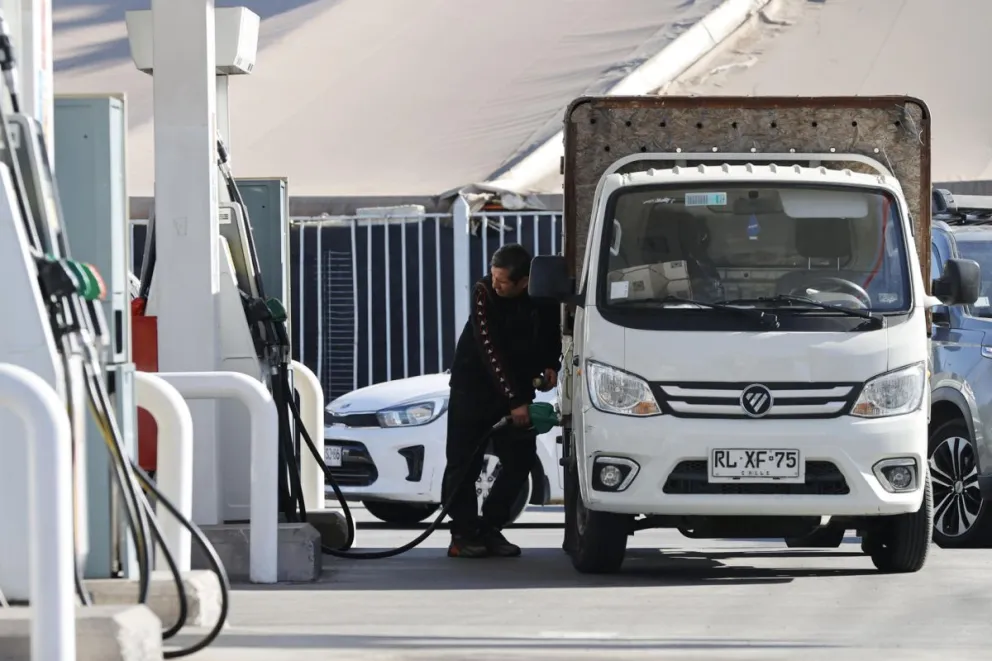 Una persona abastece de combustible un vehículo en una estación de servicio, en Santiago (Chile). Foto: EFE