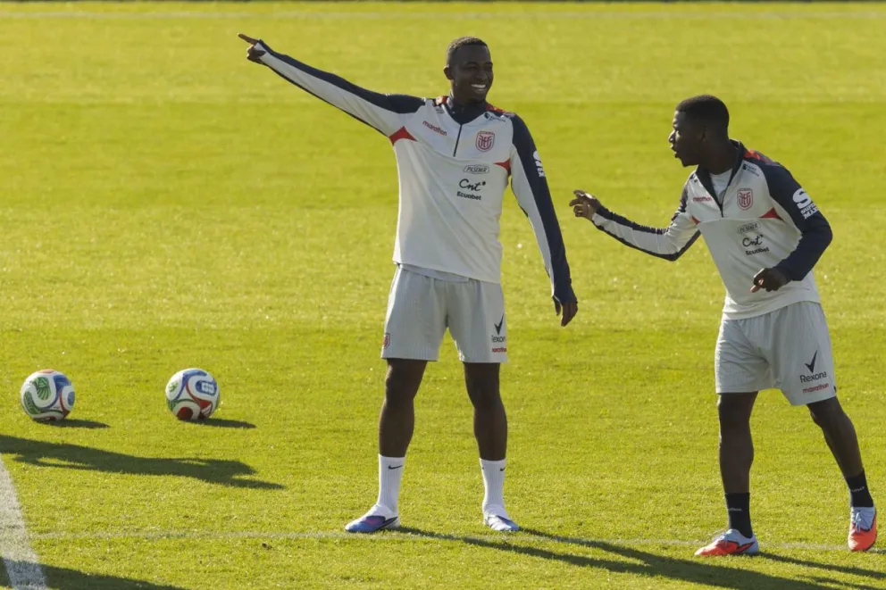 Los ecuatorianos William Pacho (izq.) y Moisés Caicedo en un entrenamiento en el estadio de Leganés. Foto: EFE