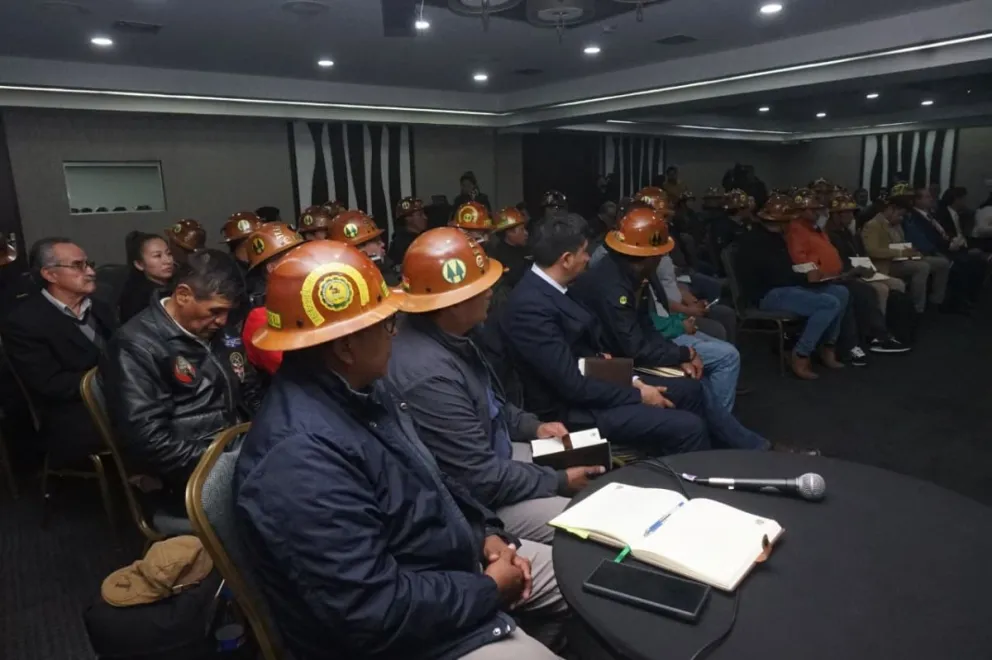 Representantes de Fencomin y Fencoman participaron en una reunión con la Misión del Banco Mundial y el Ministerio de Minería para analizar la situación del sector minero cooperativista en Bolivia. Foto: APG